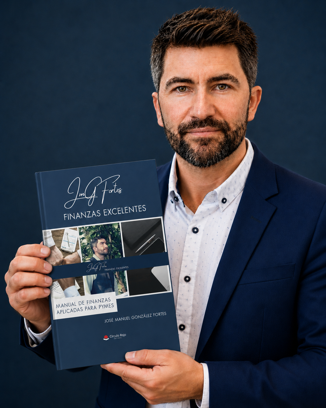 José Manuel González Fortes sosteniendo el libro Finanzas Excelentes